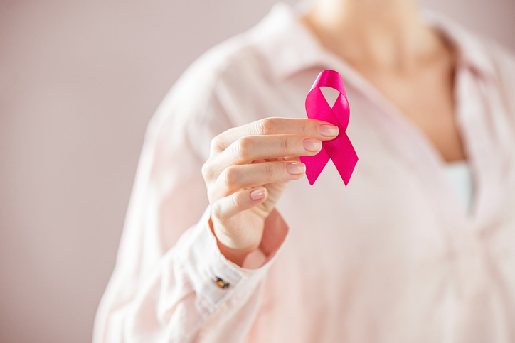 różowa wstążka symbol raka piersi